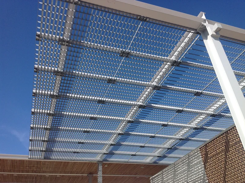 Conçues pour assurer un effet brise-soleil, les lames inclinées permettent aussi une ventilation naturelle